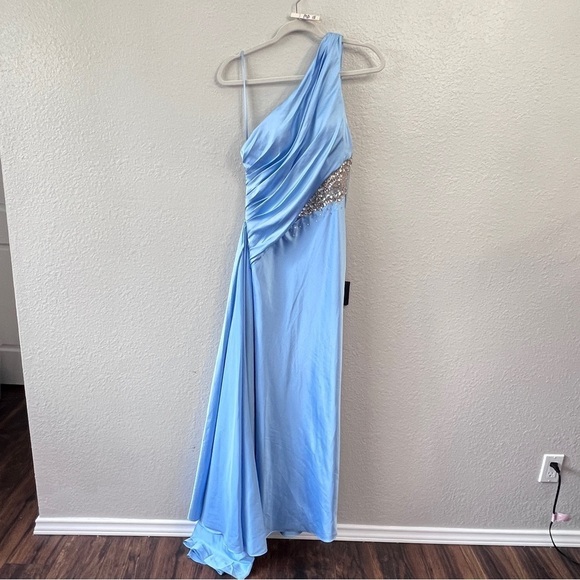 NEW MAC DUGGAL ONE SHOULDER EMBELLISHED SATIN GOWN IN POWDER BLUE  SIZE 4 - Picture 3 of 17